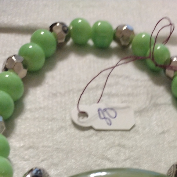 Artemis's Gems custom-made beaded bracelet with large green gem and metal beads - Picture 5 of 5